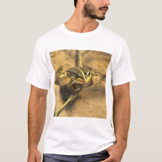 Camiseta Rana De Marsh Inmersa En Pintura De Agua Del Río