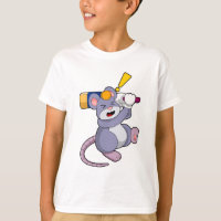 Ratón en el cricket con bate de críquet