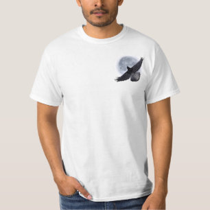 Camiseta Raven negro volador abrazando el arte lunar