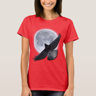 Camiseta Raven negro volador abrazando el diseño de la luna
