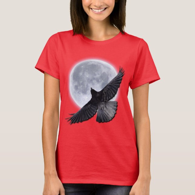 Camiseta Raven negro volador abrazando el diseño de la luna (Anverso)
