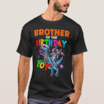 Camiseta Rawr Brother Of The Birthday Boy Astronaut Riding<br><div class="desc">Hermano Rawr Del Astronauta De Nacimiento Montando Dinosaurios 1.</div>