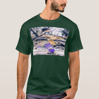 Camiseta raya de patinaje extremo usando skateboard en extr