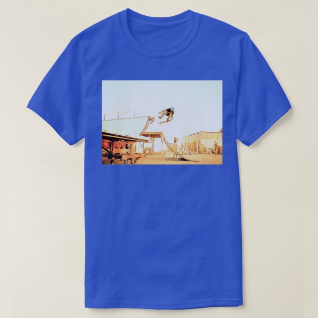 Camiseta raya de patinaje extremo usando skateboard en extr (Diseño del anverso)