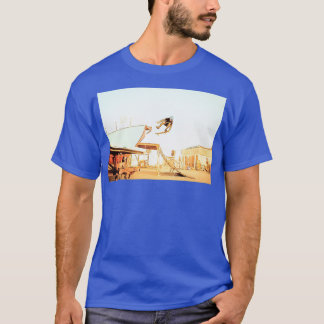 Camiseta raya de patinaje extremo usando skateboard en extr