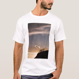 Camiseta Rayos crepusculares se irradian a través del cielo