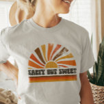 Camiseta Rayos solares de verano retro inspirados de los añ<br><div class="desc">Admire las vibraciones retro de los años 70 con nuestra camiseta de la puesta de sol "Salty But Sweet", inspirada en la cosecha. Diseñado para los que exudan una actitud relajada con un toque de dulzura, este té captura la esencia de la frescura costera. Tanto si paseas por la playa...</div>