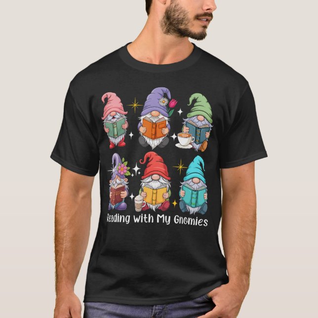 Camiseta Reading With My Gnomies Group Gnomes Bookworm Libr (Anverso)