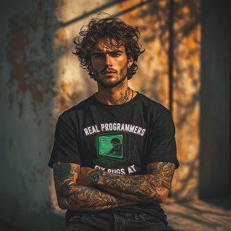 Camiseta Real Programmers Fix Bugs at 3AM – Funny Coding