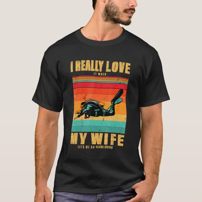 Camiseta Realmente Me Encanta Que Mi Esposa Me Permita Ir A (Anverso)