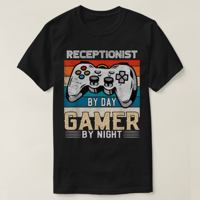 Camiseta Receptionist by day gamer by night video gaming fa (Diseño del anverso)