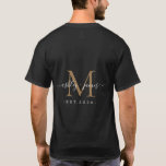 Camiseta Recién casado Sr. Sra Monogram Nombres Año Negro O<br><div class="desc">Moda, camiseta monogramada moderna y simple con el texto Mr. y Mrs. en blanco elegante caligrafía manuscrita sobre un fondo negro con su monograma en oro falso. Simplemente agregue su nombre de matrimonio, año establecido y monograma en tipografía elegante. Un regalo de lujo perfecto para los bodas de la pareja...</div>