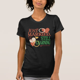 Camiseta Recién Casados, Aún Aprendiendo – Día de San Valen