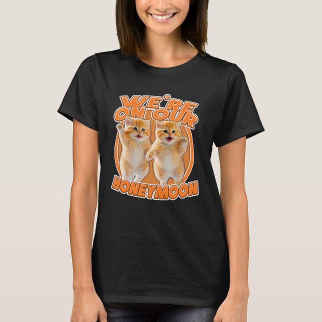 Camiseta Recién casados con gatos cortos estamos en nuestro (Anverso)