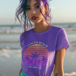 Camiseta Recorrido de Playa Cuta Árbol de Palma Tropical Pe<br><div class="desc">Guay combina camisetas moradas de vacaciones familiares para usar en un crucero por la isla o en un viaje de chicas. Delante de una puesta de sol en la playa de color rosa bonito,  hay bonitas palmeras en los tés morados. Perfecto personalizado para su viaje de verano al mar.</div>