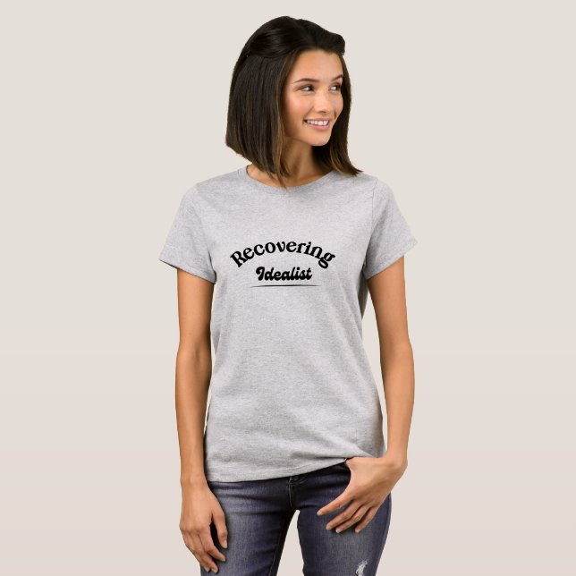 Camiseta Recovering Idealist — Retro Bold Typography Funny  (Anverso completo)