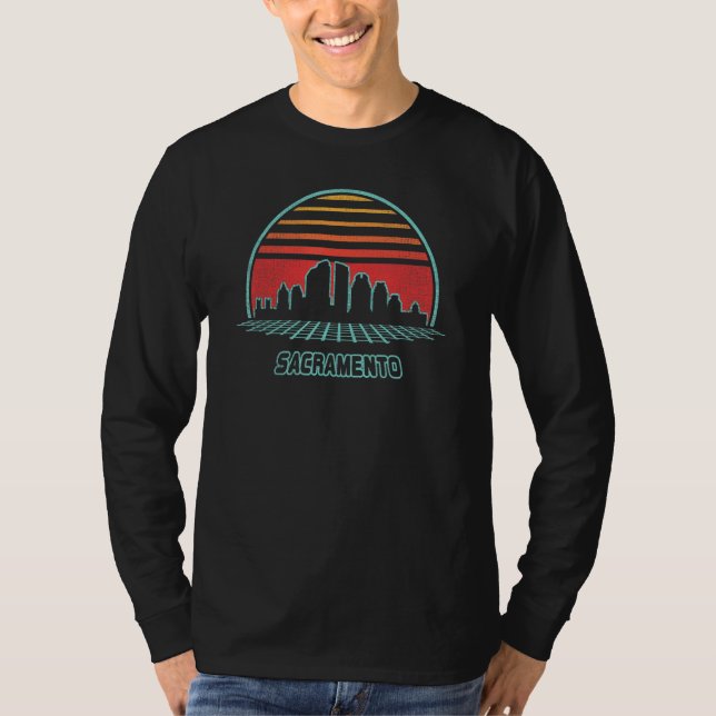 Camiseta Recuerdos de estilo Sacramento City Skyline Retro  (Anverso)