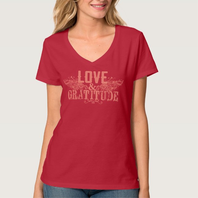 Camiseta Red T-Shirt with Love and Gratitude Wording (Anverso)