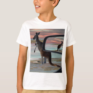 Camiseta "Reflejos de lo salvaje: un canguro en la playa