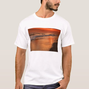 Camiseta Reflejos del atardecer en las nubes y la costa del