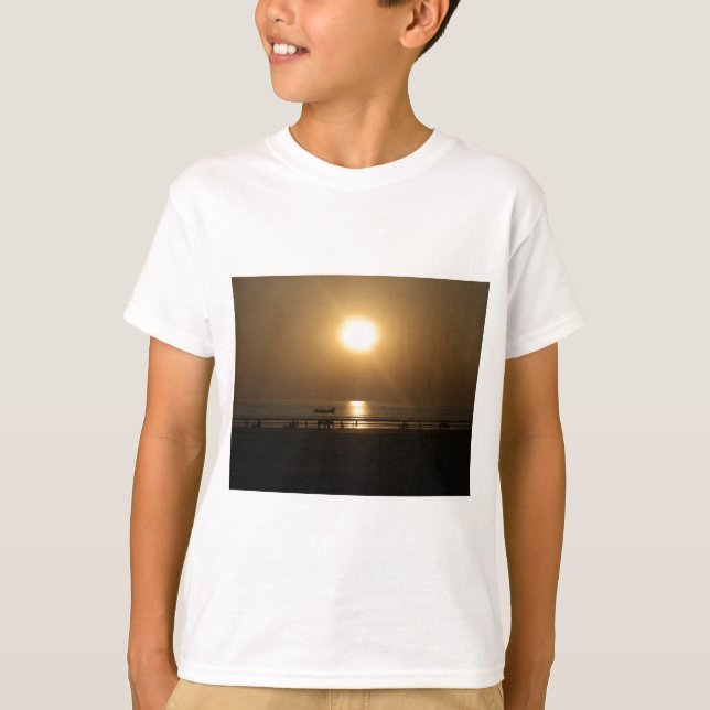 Camiseta Reflexión sobre la puesta de sol en verano dorado  (Anverso)