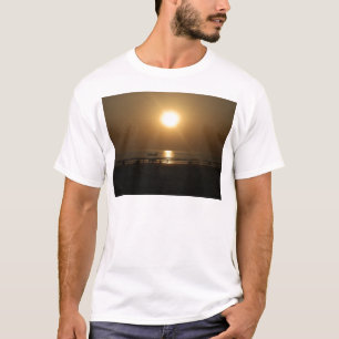 Camiseta Reflexión sobre la puesta de sol en verano dorado 