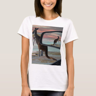 Camiseta "Reflexiones de lo salvaje: Un canguro en la playa