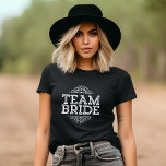 Camiseta Regalo de fiesta de boda de novias con equipo blan<br><div class="desc">Moda Moderna Y Moderna, Diseño Typográfico Elegante Y Elegante Lanza "Team Bride" con Borde De Marco De Deslizamiento. Un regalo perfecto para las novias, las damas de honor y la fiesta de bodas cuando se preparen para su boda. Haga clic en el botón "Personalizar" para personalizar el frente con sus...</div>