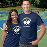 Camiseta Regalo de Pickleball Club Team Player Personalizad<br><div class="desc">Descanse en la cancha de pickleball en esta impresionante camiseta con remo cruzado, una pelota y el texto de su personalizado. Cambie fácilmente la redacción para incluir el nombre del club de pickleball, el nombre del jugador, el nombre del equipo, la ciudad/ubicación o cualquier texto de su elección. También cambie...</div>