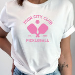 Camiseta Regalo de Pickleball Club Team Player Personalizad<br><div class="desc">Descanse en la cancha de pickleball en esta camiseta super cool con remo cruzado de piquetes, una bola y su texto personalizado. Cambie fácilmente la redacción para incluir el nombre del club de pickleball, el nombre del equipo, la ciudad/ubicación o cualquier otro texto que elija. También cambie el tipo de...</div>