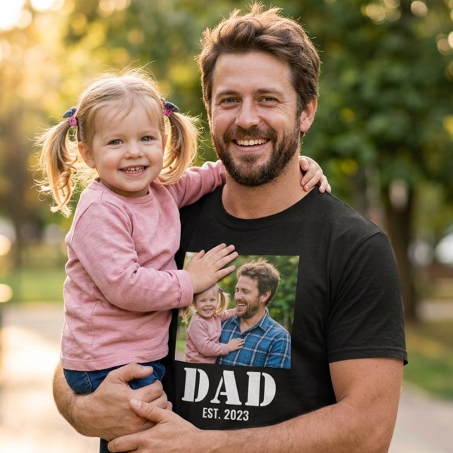 Camiseta Regalo de recuerdo de paternidad con foto de papá  (Dad Established White Minimal Bold Text on Black T-Shirt)