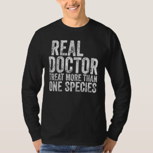 Camiseta Regalo de veterinario médico real trata más de uno