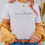 Camiseta Regalo personalizado de la señora T-Shirt por una<br><div class="desc">Sra. T-Shirt,  Sra. Personalizado Apellido Shirt,  Novia a ser regalo,  Personalizado Bridal Gift,  futura Sra.,  Regalo para novia,  camiseta de novia</div>
