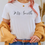 Camiseta Regalo personalizado de la señora T-Shirt por una<br><div class="desc">Sra. T-Shirt,  Sra. Personalizado Apellido Shirt,  Novia a ser regalo,  Personalizado Bridal Gift,  futura Sra.,  Regalo para novia,  camiseta de novia</div>
