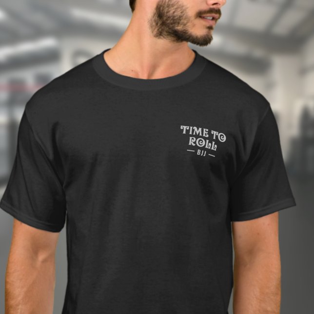 Camiseta Regalos Brasileños De Jiu Jitsu Para Los Hombres T (Time to roll breast print black BJJ T-shirt on a male model in a gym. )