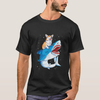 Camiseta Regalos de amante del perro Corgi montando tiburón