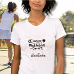 Camiseta Reina de la cancha de la cancha de la cancha<br><div class="desc">Sí, hay una reina de la cancha de pickleball en tu vida que realmente disfrutaría esta divertida camiseta de Bella Canvas como regalo. Sí, Reina de la cancha de baloncesto con mucho brillo y algo de purpurina y personalizada con su nombre. Cualquier pregunta de diseño, sólo envíe una charla y...</div>