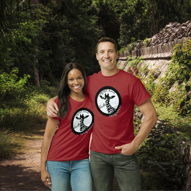 Camiseta Reina de la Sabana (A couple in the nature wearing dark red t-shirt with fantabuloustef Savanna Queen giraffe artwork)