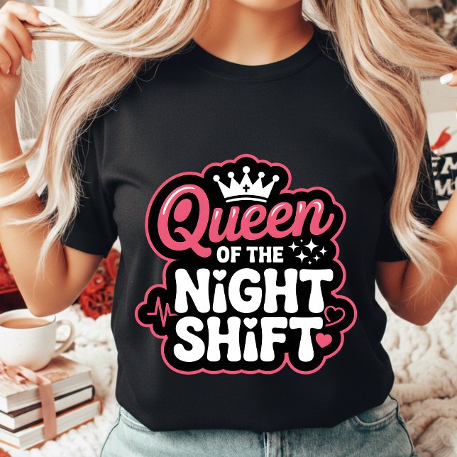 Camiseta Reina del Turno de Noche Corona de Enfermera Rosa  (Subido por el creador)