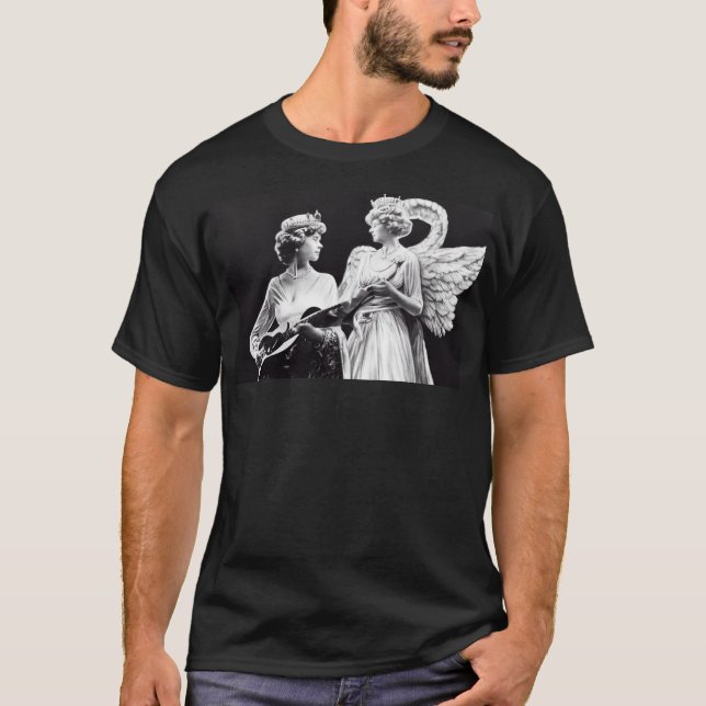Camiseta Reina Isabel II tocando la guitarra como un ángel. (Anverso)