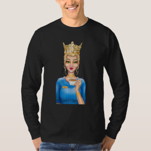 Camiseta Reina rubia de moda sosteniendo taza de café mano