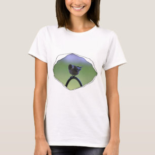 Camiseta Reinitas posada estallando de material desgarrado