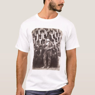 Camiseta Reino Brunel de Isambard, colocándose delante de