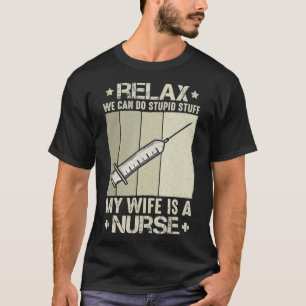 Camiseta Rela Podemos Hacer Cosas Estúpidas Que Mi Mujer Es