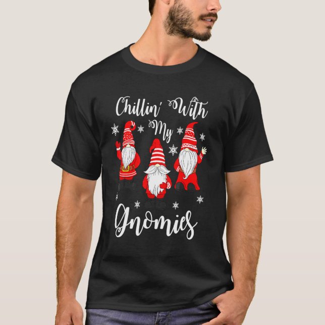Camiseta Relajándome Con Mis Gnomitos Feliz Navidad Vacacio (Anverso)