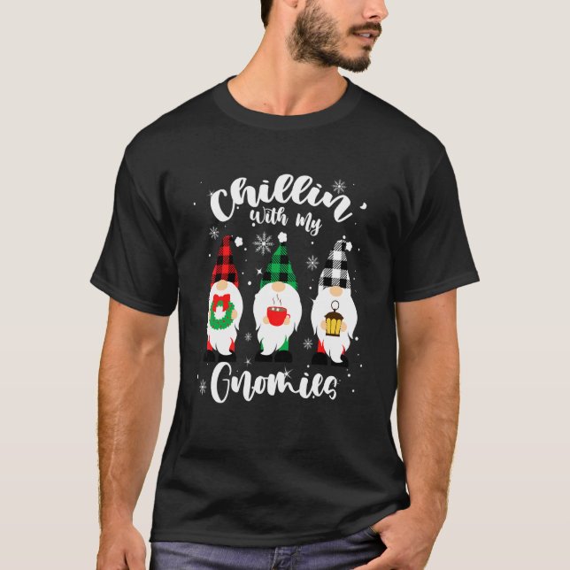 Camiseta Relajándome Con Mis Gnomitos Navideños Plaid Búfal (Anverso)