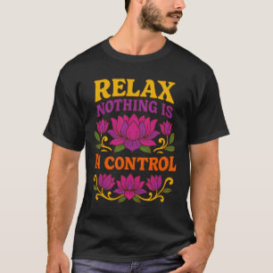 Camiseta Relajarse Nada Está Bajo Control Flor de Loto Yoga