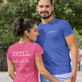Camiseta Relájate Dios Tiene Esto Biblia Romanos 8:28 Texto