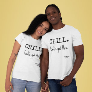 Camiseta Relájate Dios Tiene Esto Escritura Romanos 8:28