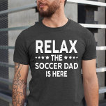Camiseta Relájate El Papá De Fútbol Está Aquí<br><div class="desc">Relájate,  el papá de fútbol está aquí camiseta</div>
